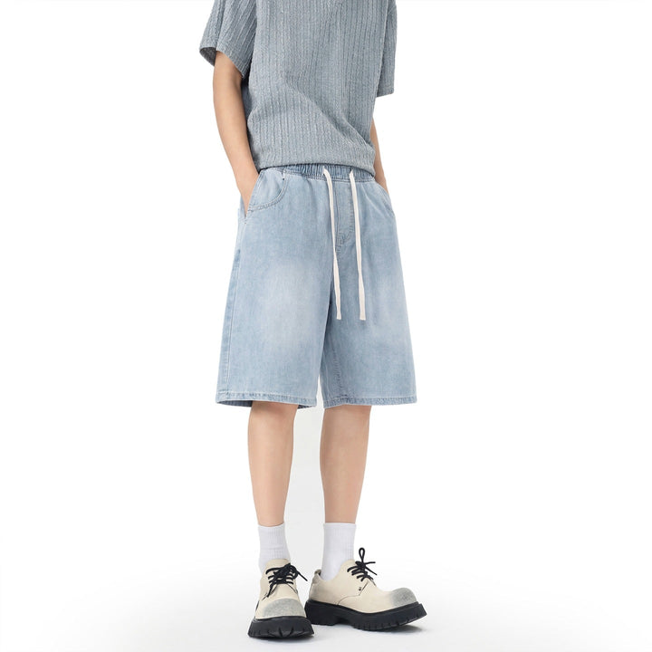 Shorts blu cielo da uomo, gamba dritta e vita elasticizzata. Perfetti per un look casual estivo.