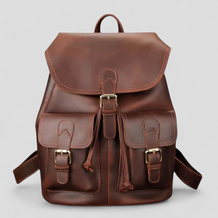 Zaino uomo marrone elegante con patta, ideale per ufficio o casual, stile e funzionalità per accessori uomo.