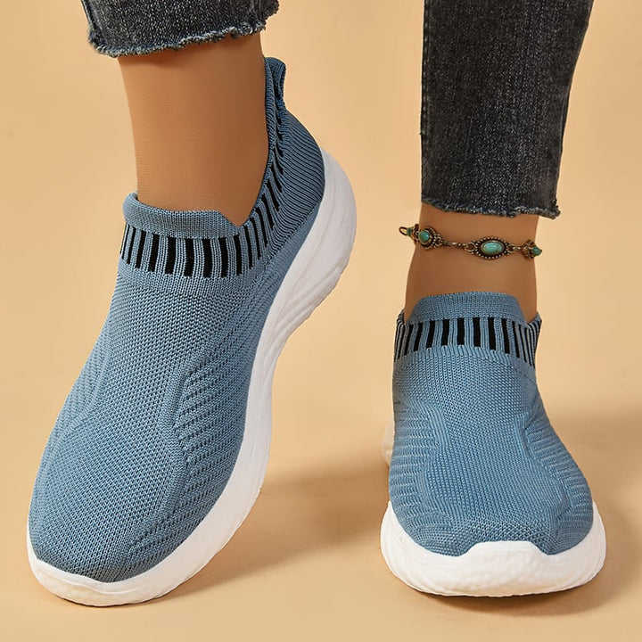 Sneakers donna slip-on leggere e traspiranti, ideali per comfort casual quotidiano e la moda.