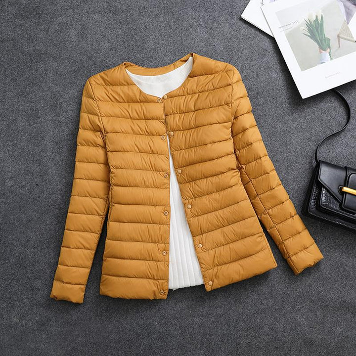 Piumino donna con scollo a giro, isolante e leggero, per un comfort senza pari.
