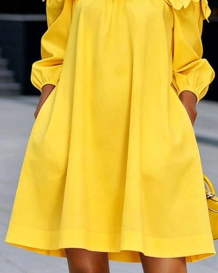 Abito donna estivo giallo, spalle scoperte, con eleganti fiori 3D. Stile fresco e raffinato.