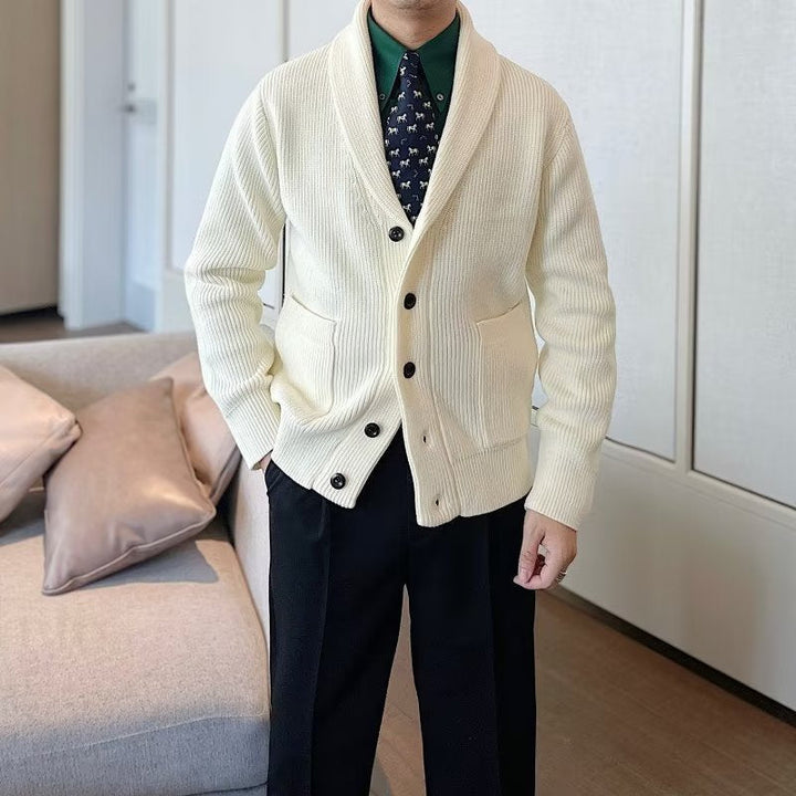 Cardigan elegante da uomo autunnale con scollo a V e bottoni, perfetto per un look casual-chic.