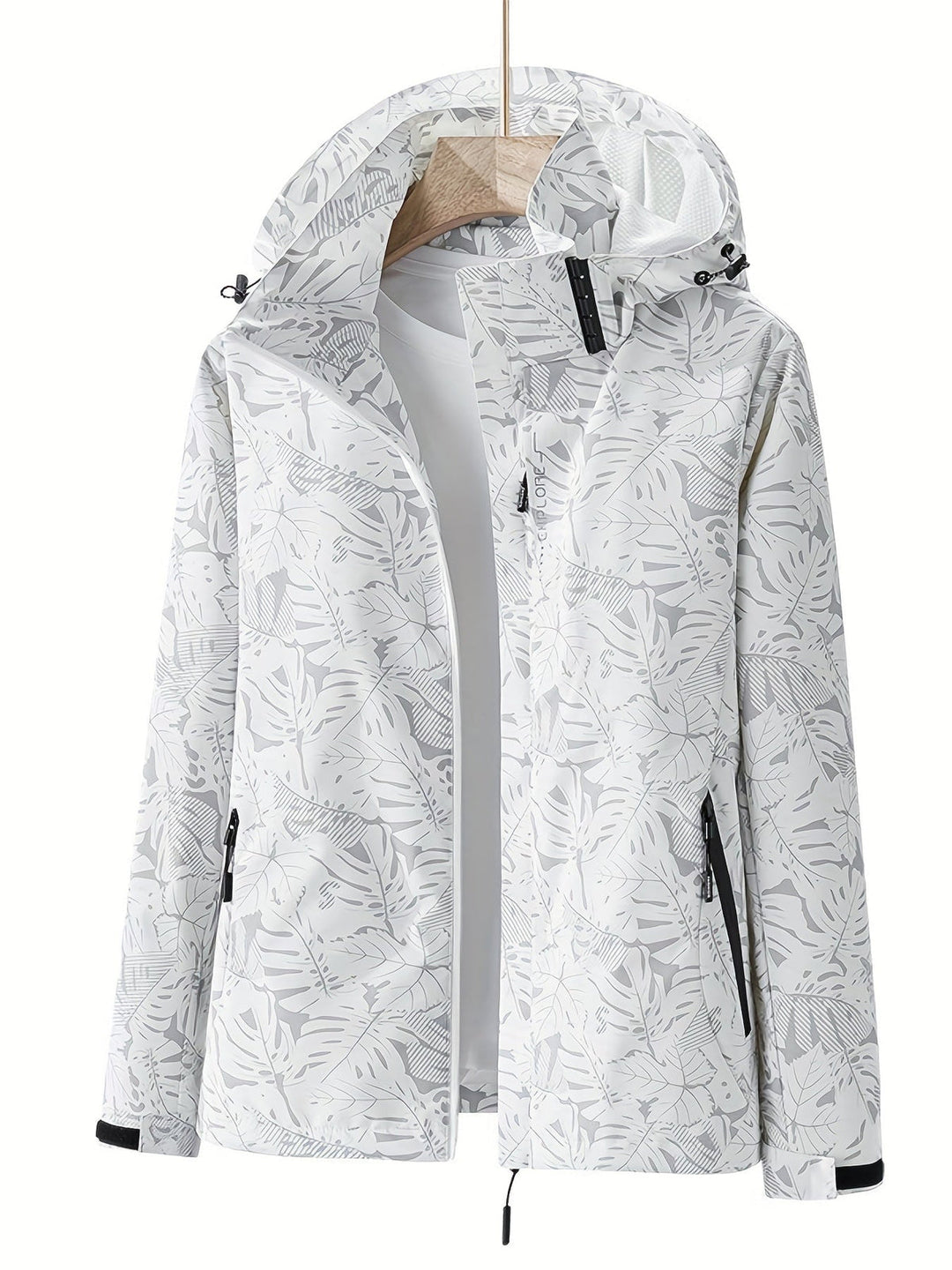 Dettaglio giacca donna leggera sagomata, impermeabile per autunno, mostra stile e vestibilità.