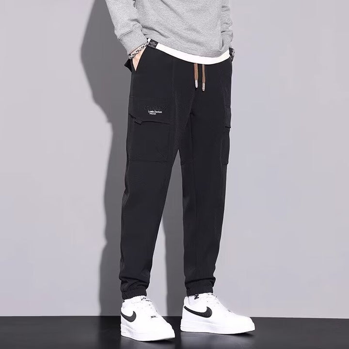 Pantaloni jogger uomo grigio scuro, slim fit, con coulisse. Versatili per sport, tempo libero e streetwear.