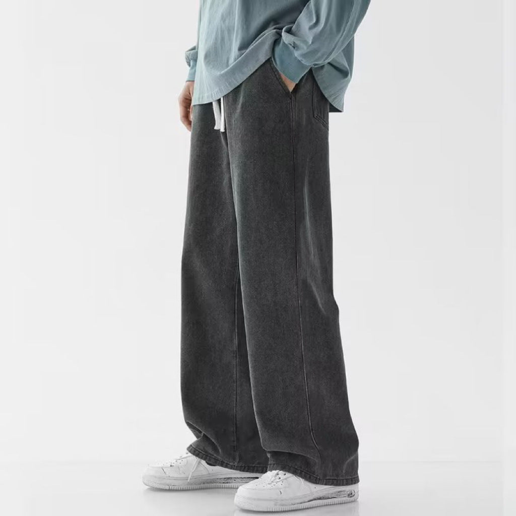 Pantaloni uomo a gamba larga, vita media. Stile rilassato per un look streetwear casual e confortevole.