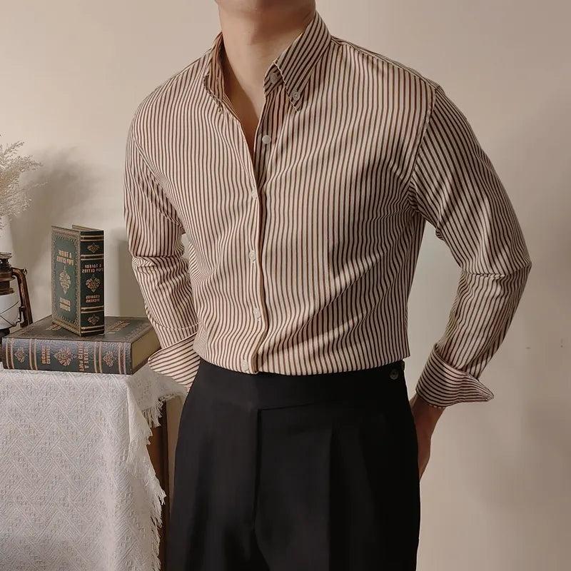 Camicia da uomo slim fit a maniche lunghe con motivo a righe. Stile moderno, ideale per moda e ufficio.
