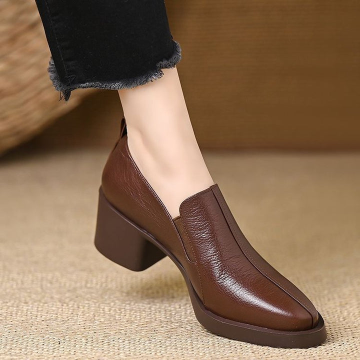 Décolleté eleganti da donna con tacco grosso stabile e punta quadrata di tendenza. Ideali per look professionali.