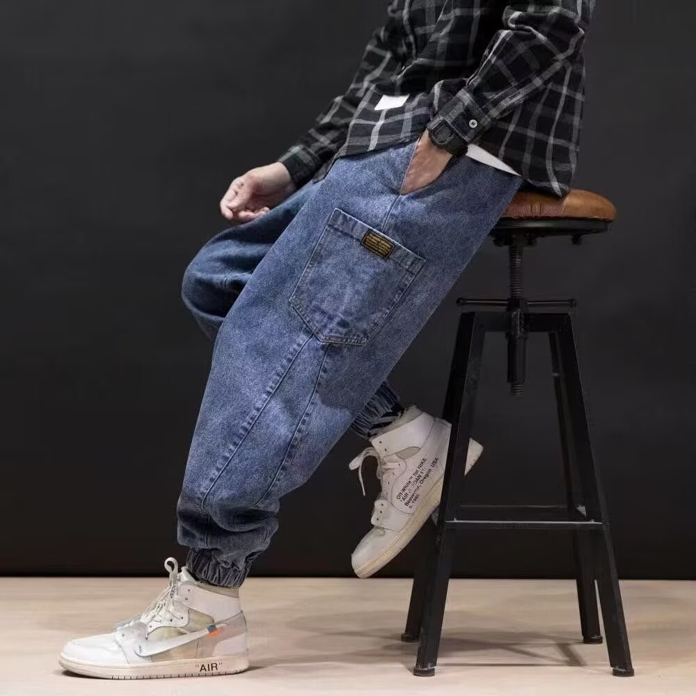 Comodi jeans uomo relaxed fit con ricami, vestibilità larga e vita media, per un look casual e contemporaneo.