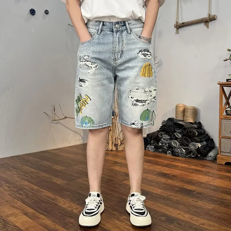 Pantaloncini uomo cropped blu chiaro stile vintage in denim lavaggio chiaro. Ideali per outfit estivi casual e alla moda.