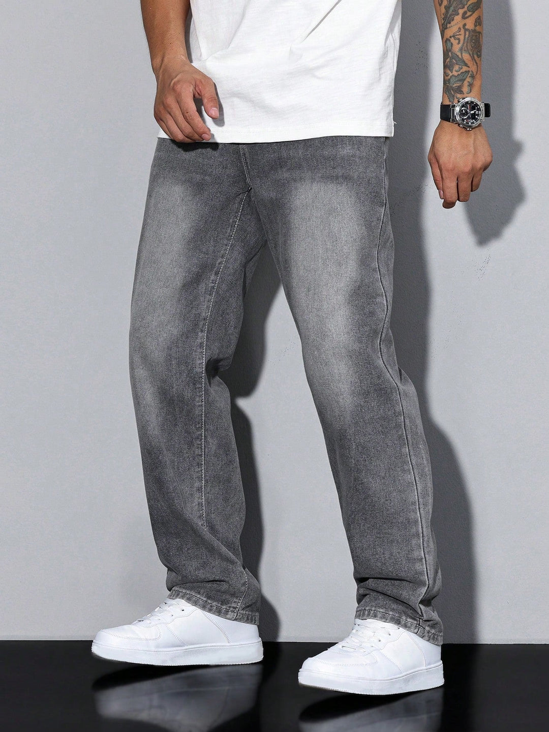 Pantaloni jeans casual da uomo, gamba dritta con pratica chiusura a bottoni. Stile e comfort.