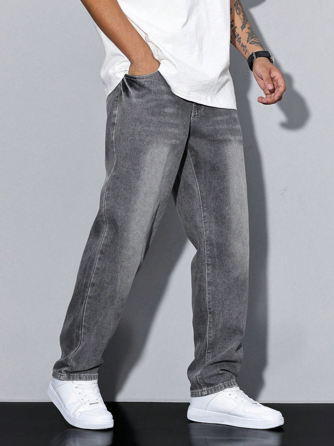 Jeans uomo a gamba dritta, chiusura con bottoni. Un elemento essenziale per outfit casual e versatili.