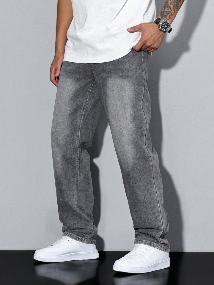 Moda uomo: jeans a gamba dritta con chiusura a bottoni, ideali per un comfort duraturo e stile classico.