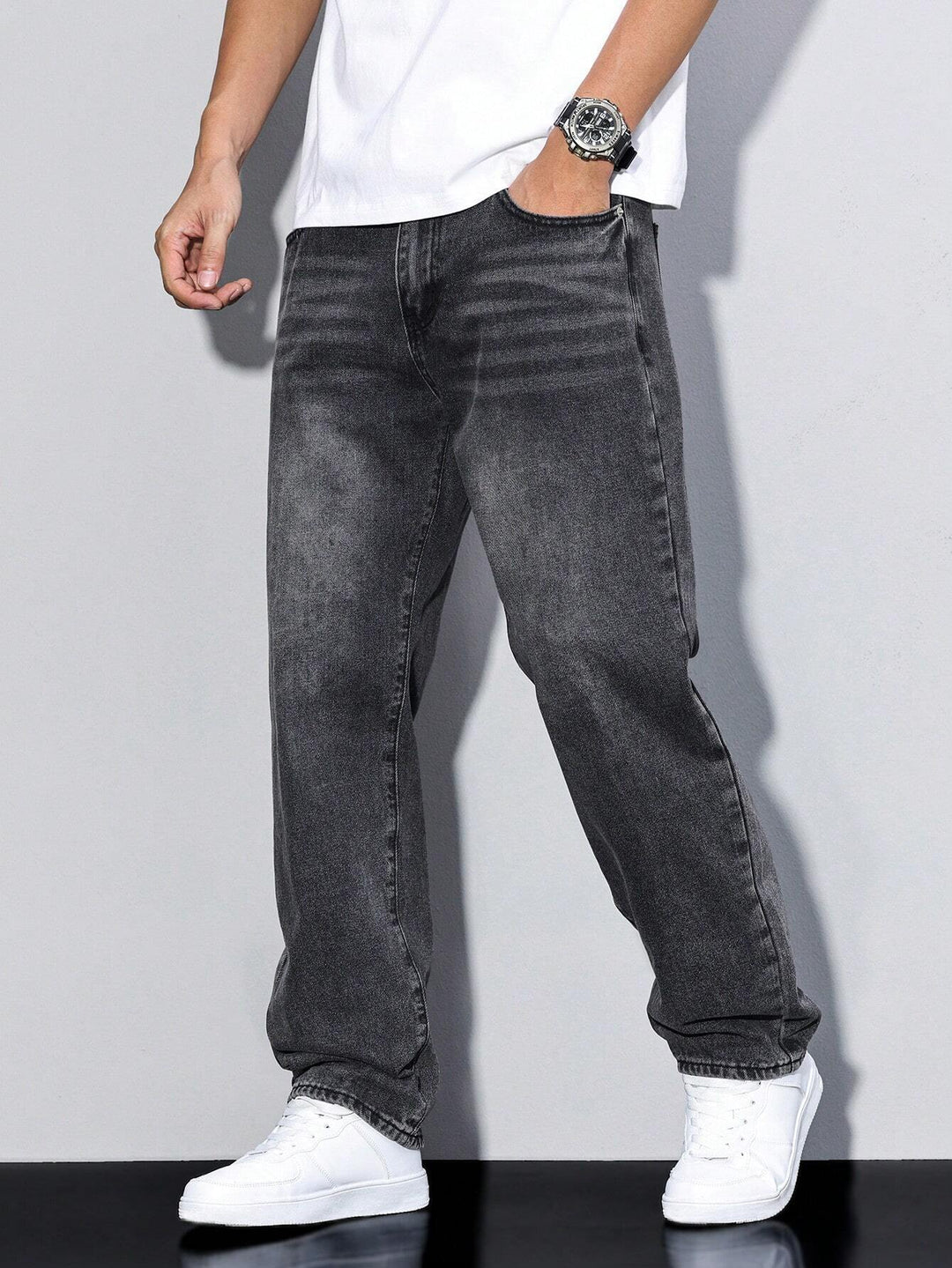 Jeans da uomo classici, gamba dritta, con dettagli a bottoni. Perfetti per un look casual di tutti i giorni.