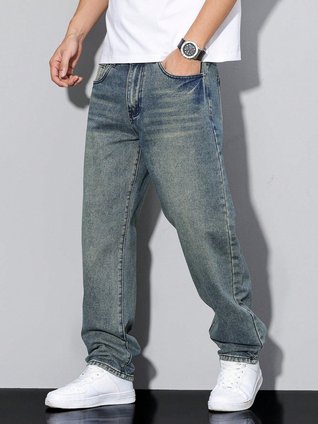 Jeans uomo classici con gamba dritta, chiusura a bottoni, ideali per un look quotidiano e confortevole.