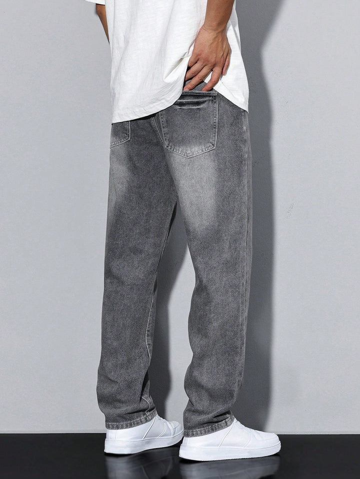 Jeans uomo, gamba dritta e bottoni. Un capo versatile per la moda maschile, adatto a tutti i giorni.