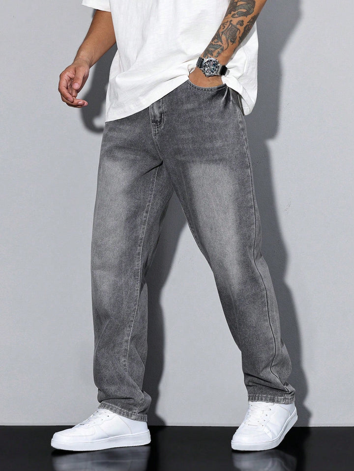 Jeans uomo gamba dritta classico con chiusura a bottoni, perfetto per outfit casual quotidiani.