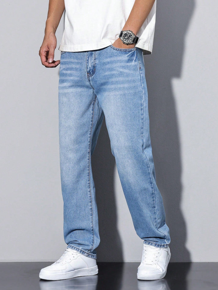 Jeans uomo a gamba dritta, chiusura a bottoni. Perfetti per outfit quotidiani e stile classico.