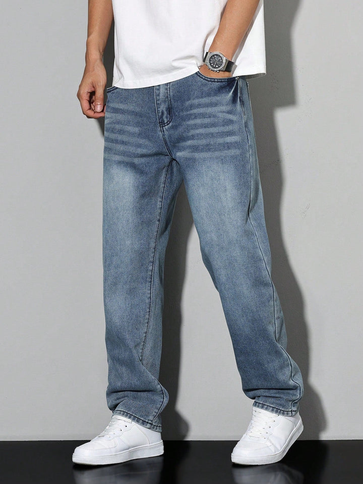 Jeans uomo casual a gamba dritta, con dettagli di chiusura a bottoni, ideali per tutti i giorni.
