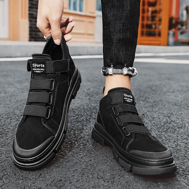 Scarpe invernali da uomo, modello stivaletto con fascia elastica, per un look comodo e alla moda in città.