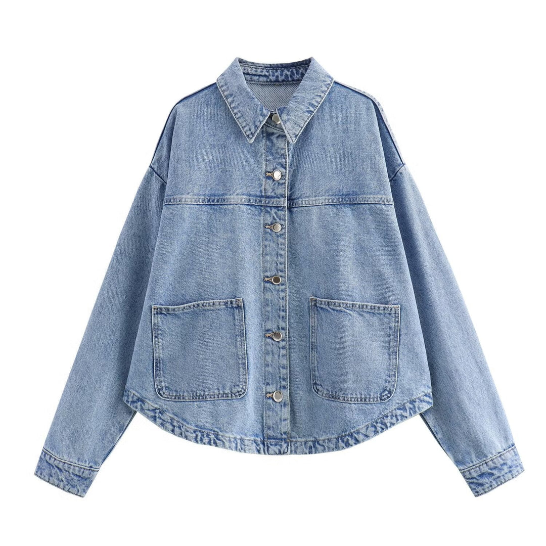 Giacca camicia donna a pannelli in denim blu cielo con bottoni. Stile casual chic per primavera.
