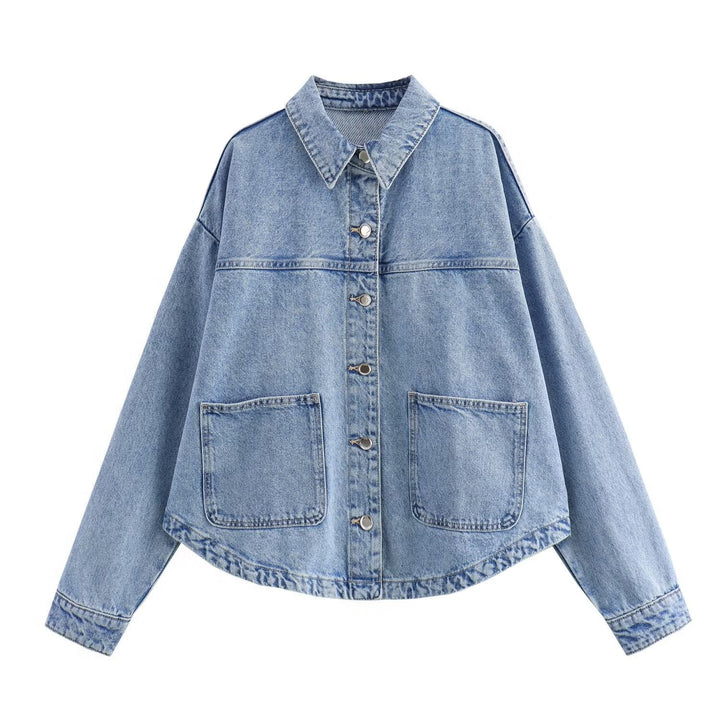 Giacca camicia donna a pannelli in denim blu cielo con bottoni. Stile casual chic per primavera.
