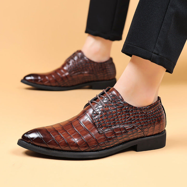 Scarpe uomo eleganti nere con lacci, punta affusolata, ideali per look formali da ufficio e business.