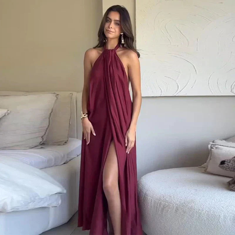 Abito maxi drappeggiato da donna bordeaux, con elegante scollo halter, ideale per serate e feste.