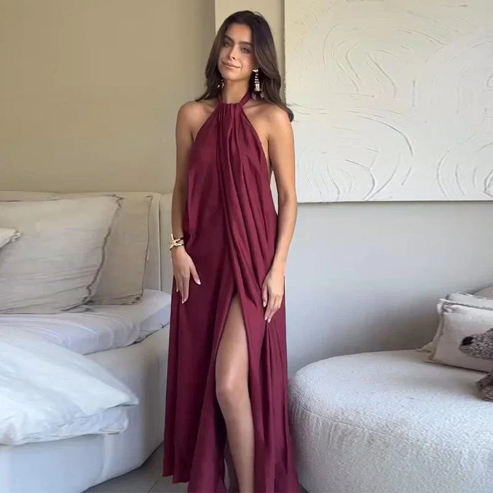 Abito maxi drappeggiato da donna bordeaux, con elegante scollo halter, ideale per serate e feste.