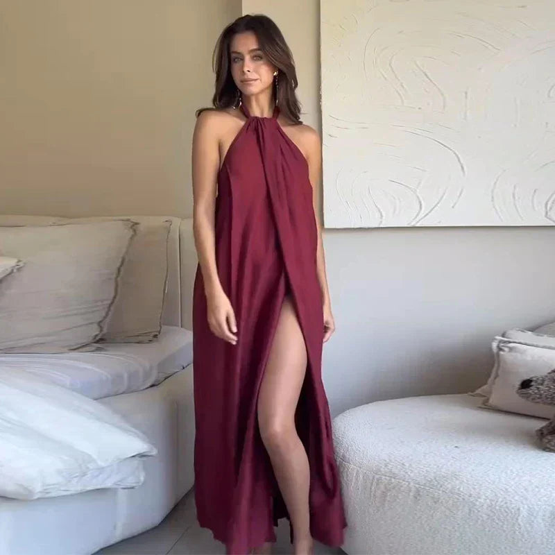 Maxi dress bordeaux halter con drappeggio elegante, ideale per feste, eventi speciali e look serali.