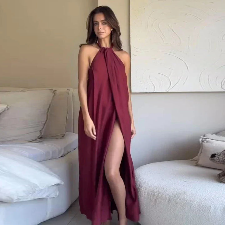 Maxi dress bordeaux halter con drappeggio elegante, ideale per feste, eventi speciali e look serali.