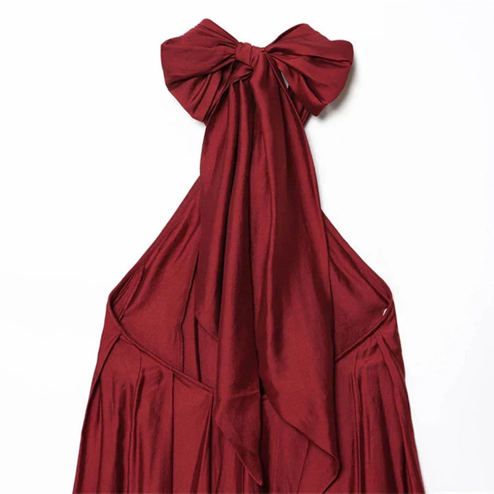 Raffinato abito da donna bordeaux, maxi, con dettagli drappeggiati e scollo halter. Perfetto per occasioni eleganti.