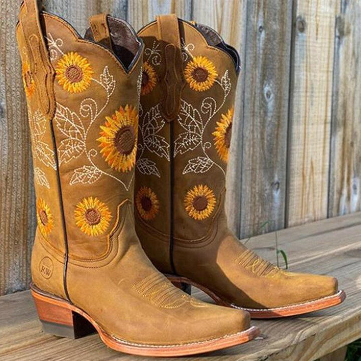 Stivali cowboy donna alla moda marrone. Caratterizzati da stampa unica, punta affusolata e tacco medio.
