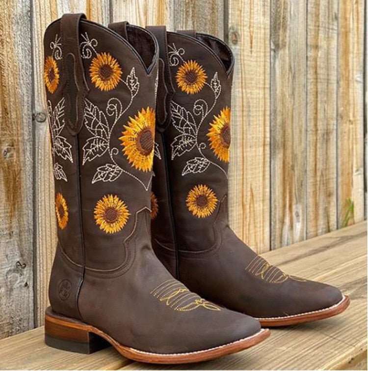 Stivali cowboy donna con elegante stampa, punta affusolata e tacco medio. Ideali per outfit casual e moderni.