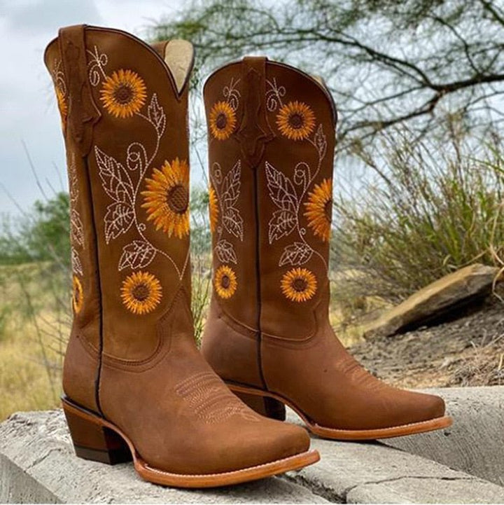 Stivali cowboy donna kaki stampati con tacco medio e punta affusolata. Perfetti per un look casual-chic.