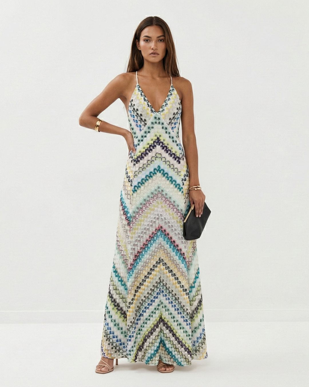 Abito maxi leggero da donna in crochet per l'estate, con design a schiena scoperta per un look fresco e trendy.