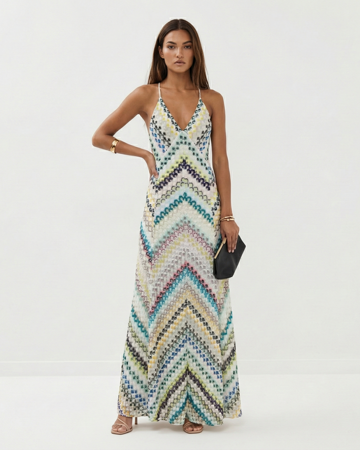 Abito maxi leggero da donna in crochet per l'estate, con design a schiena scoperta per un look fresco e trendy.
