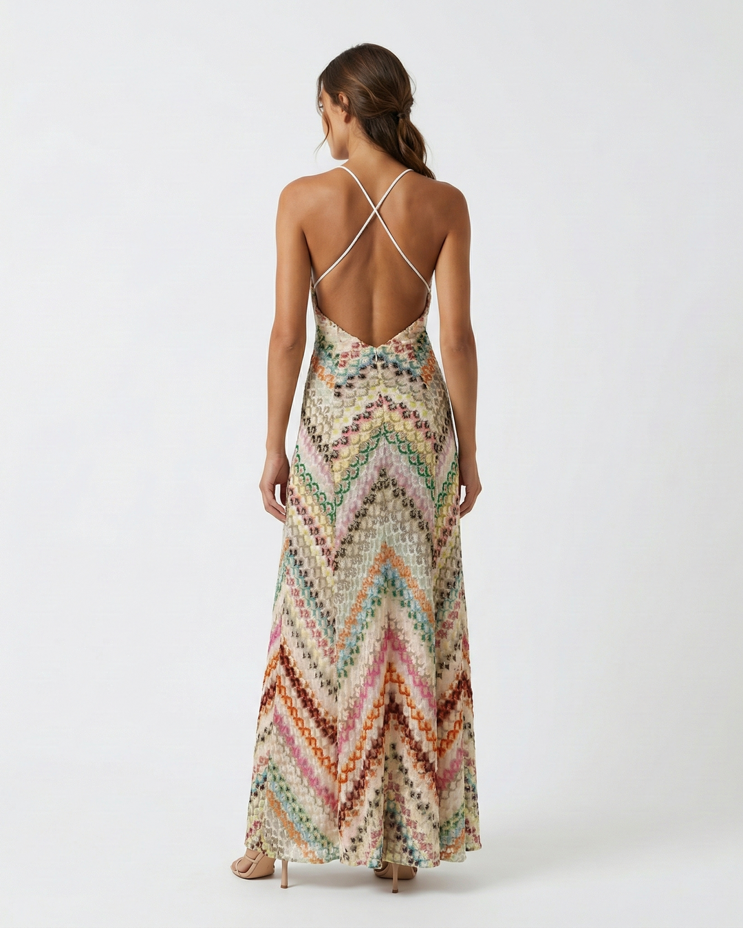 Abito lungo estivo donna in crochet con schiena scoperta, ideale per giornate al mare o serate di vacanza.