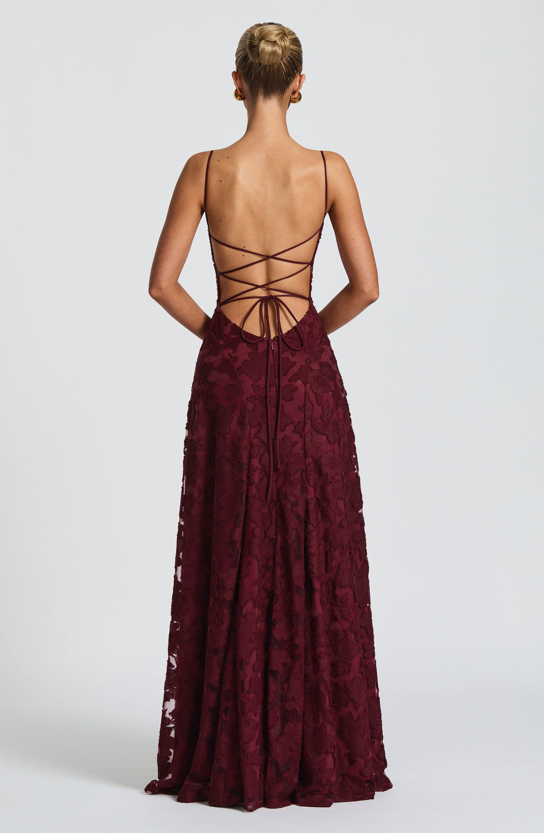 Abito maxi floreale con scollo morbido, laccio sulla schiena, vestito fluido e confortevole per donna.