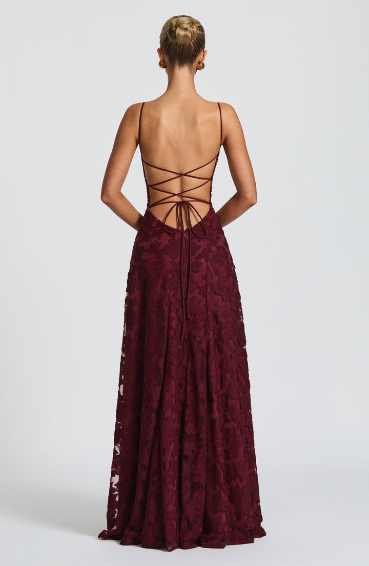 Abito maxi floreale con scollo morbido, laccio sulla schiena, vestito fluido e confortevole per donna.