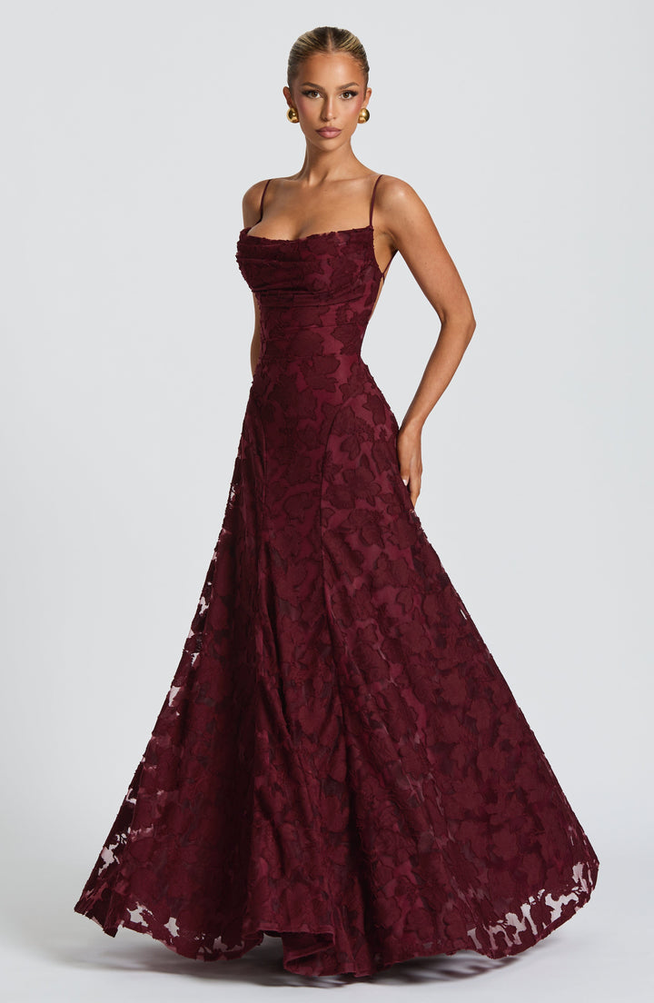 Abito estivo donna, maxi, floreale, scollo drappeggiato e laccio sulla schiena, stile chic.