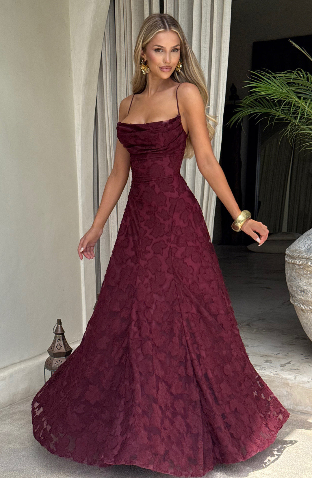 Maxi dress floreale da donna con scollo morbido e laccio sulla schiena, per un look elegante.