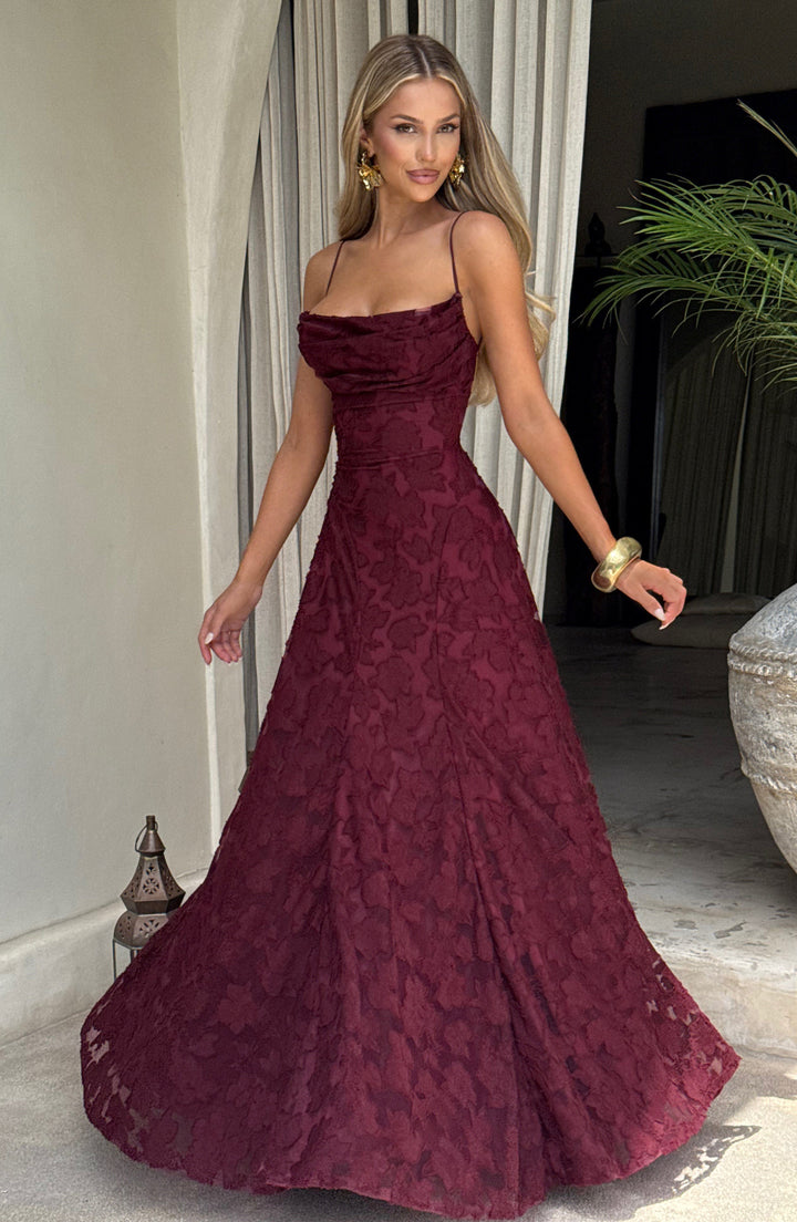 Maxi dress floreale da donna con scollo morbido e laccio sulla schiena, per un look elegante.