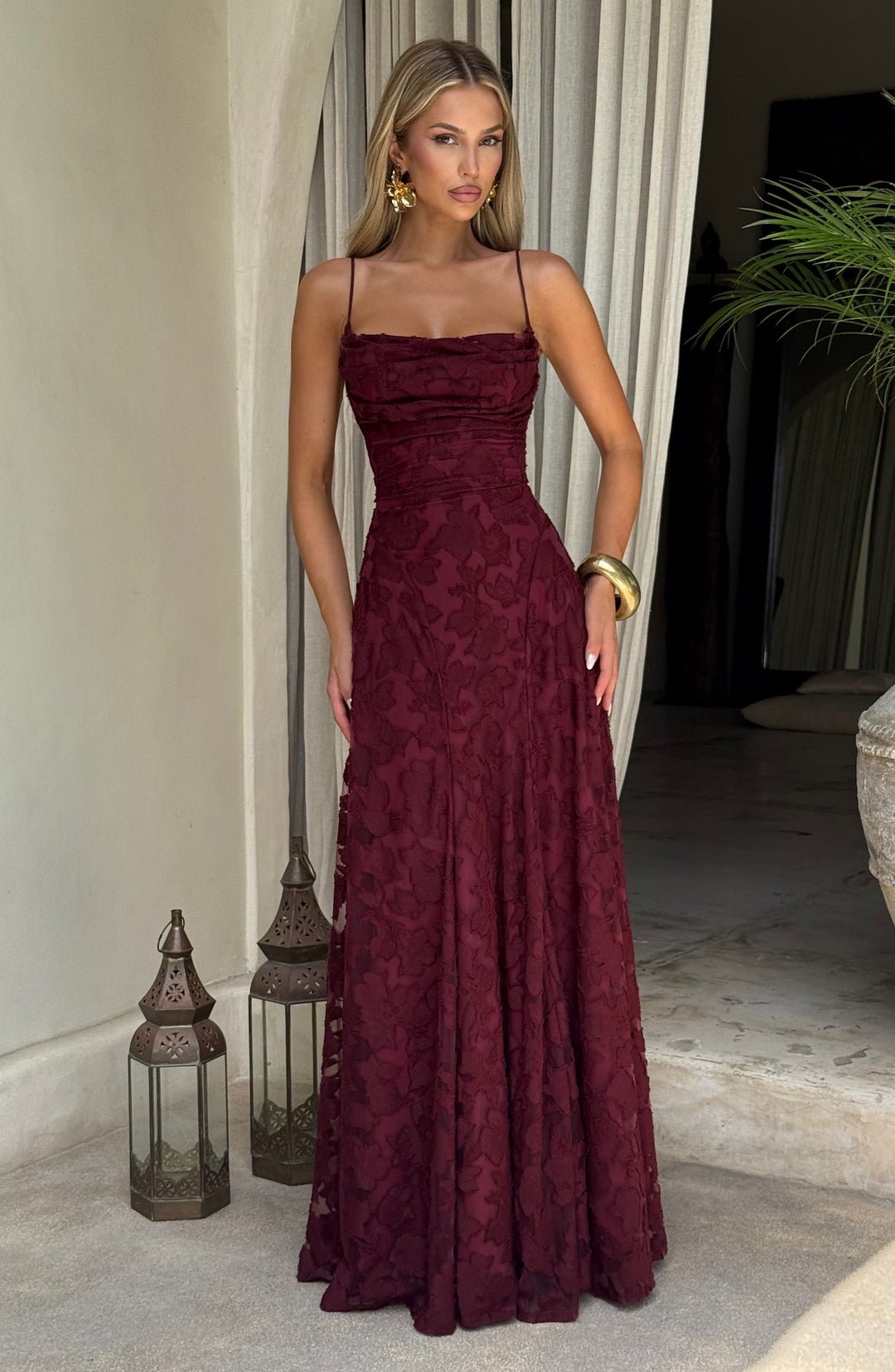 Vestito lungo floreale per donna, scollo drappeggiato e schiena con laccio, ideale per l'estate.