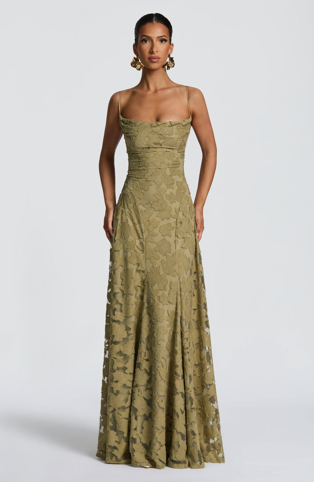 Elegante abito maxi floreale per donna, scollo a cascata e schiena con laccio, ideale per vacanze.