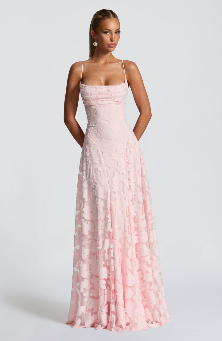 Vestito maxi floreale con scollo morbido, laccio posteriore, ideale per look estivi eleganti.