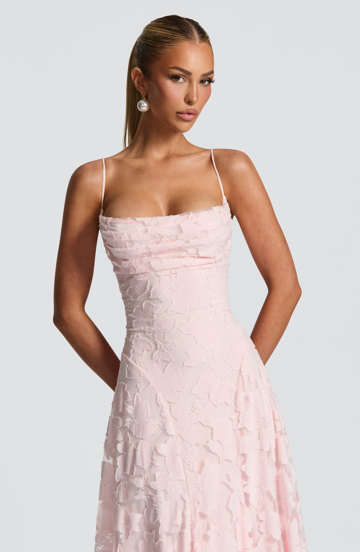 Abito da donna floreale, taglio maxi, scollo drappeggiato e raffinato laccio sulla schiena.