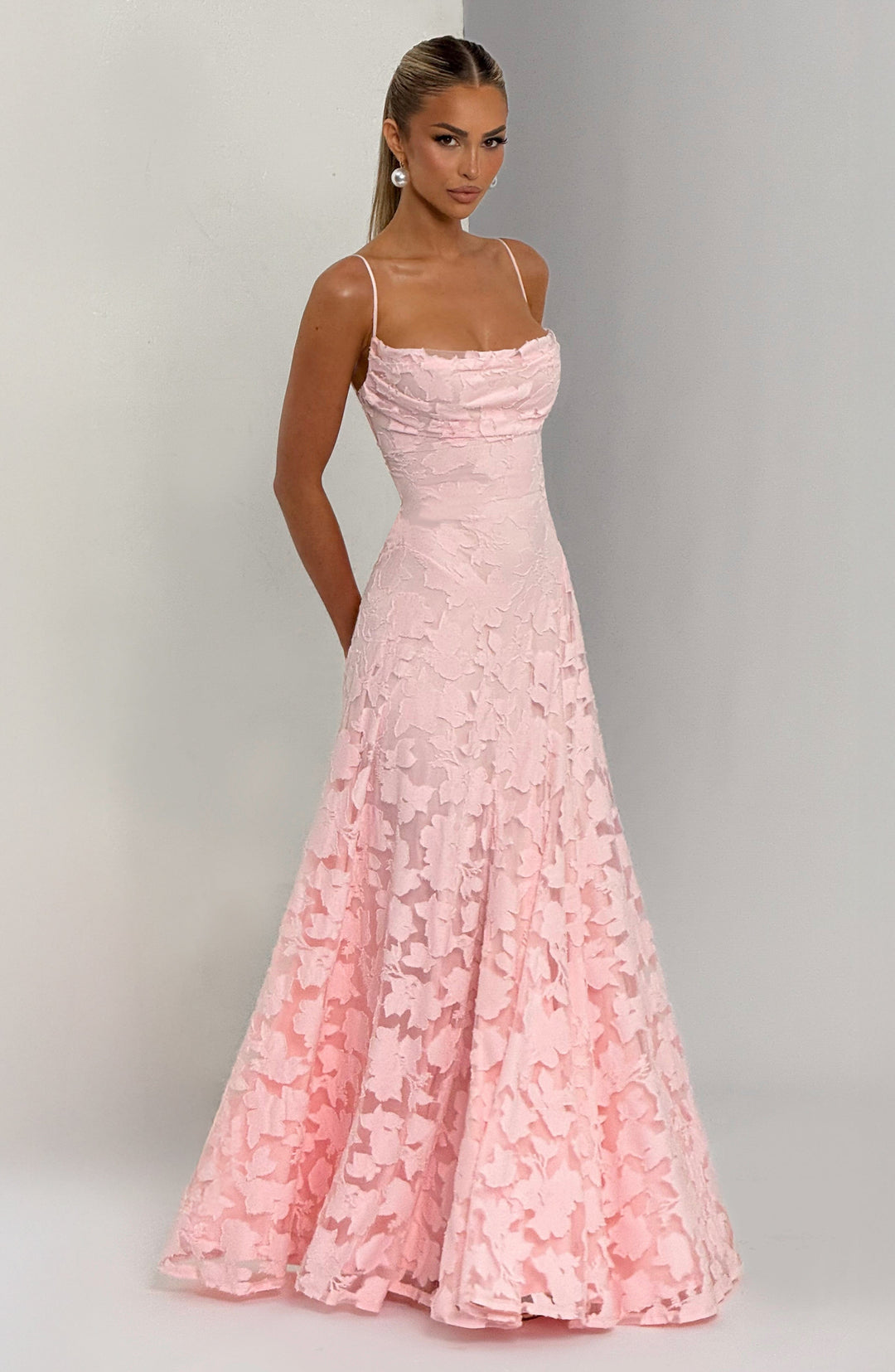 Elegante maxi dress donna, floreale, scollo morbido e laccio sulla schiena, perfetto per l'estate.