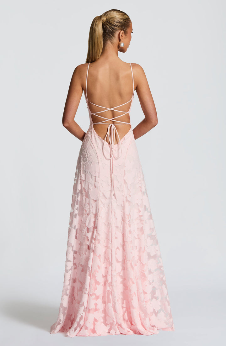 Abito lungo estivo floreale da donna, scollo drappeggiato e dettaglio laccio sulla schiena.