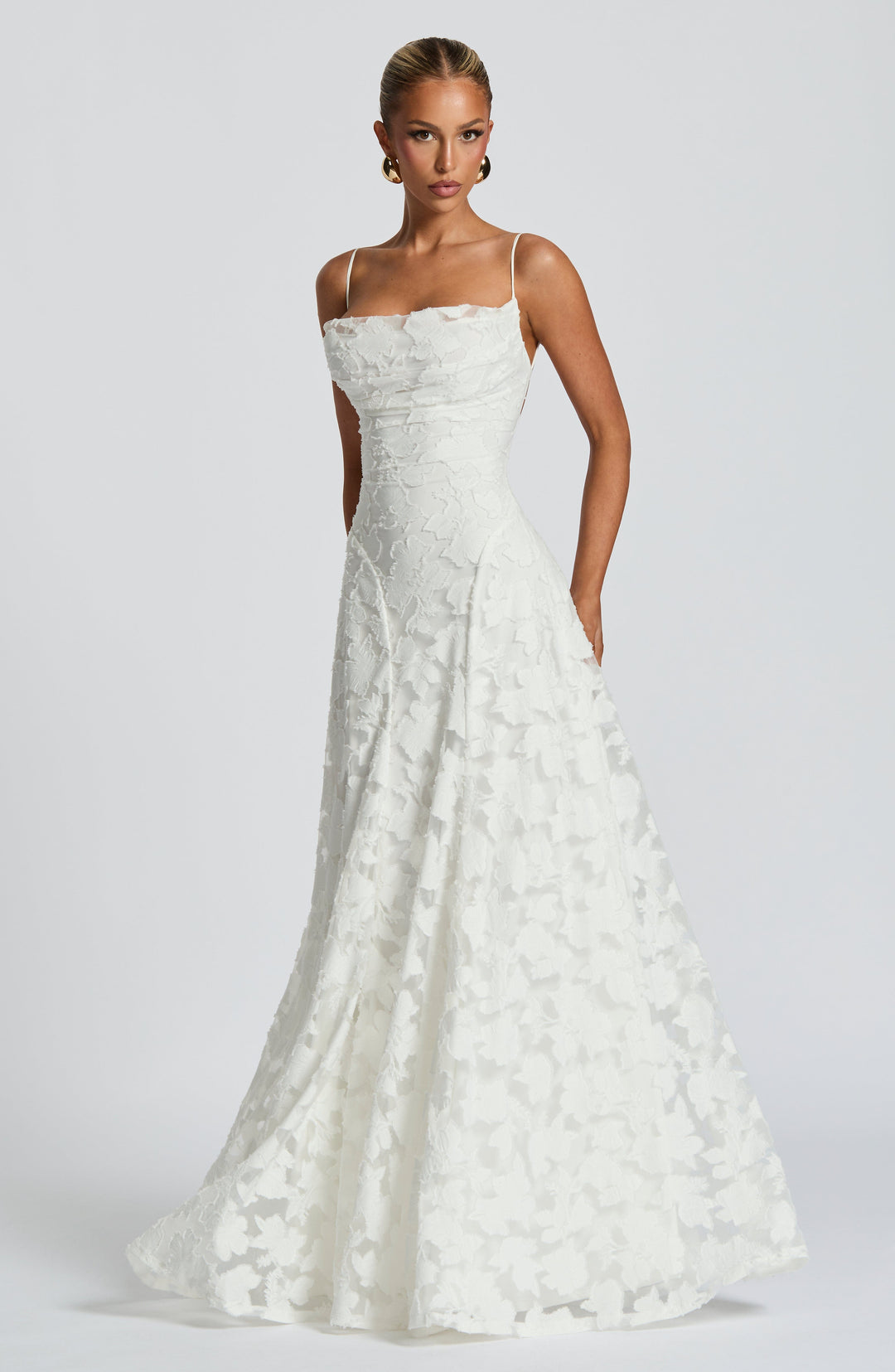 Vestito da donna floreale, taglio maxi, scollo morbido, schiena con laccio. Ideale per l'estate elegante.