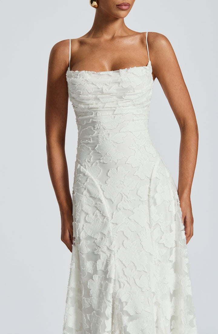 Abito maxi floreale per donna, scollo drappeggiato, laccio sulla schiena, perfetto per eventi estivi.